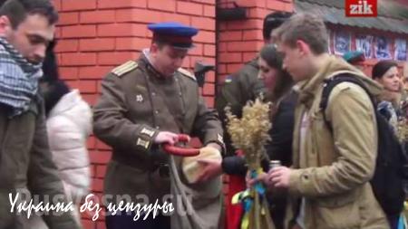 В годовщину Голодомора у консульства России во Львове поставили «НКВДшника», который отбирал у украинцев хлеб и ел колбасу (ФОТО, ВИДЕО)