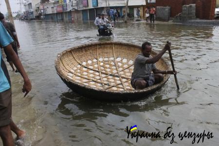 Жертв наводнения в Индии уже более 300