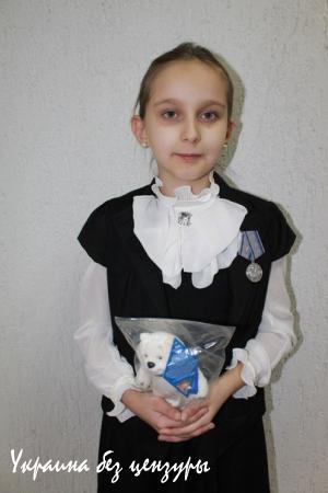 В ЛНР наградили медалью 9-летнюю девочку, которая служит в бригаде им. Мозгового «Призрак» (ВИДЕО, ФОТО)