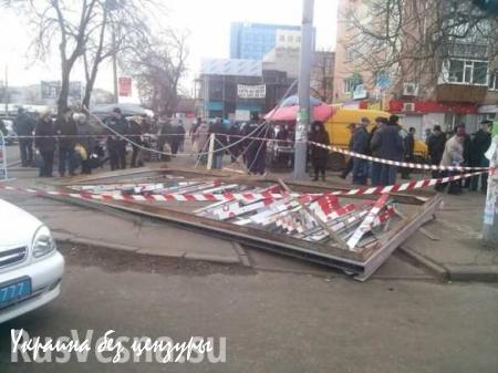 В центре Черкасс на людей обрушился рекламный щит: семеро травмированных, двое — в тяжелом состоянии (ФОТО)