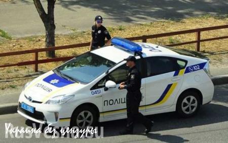В Киеве пьяные разбили полицейским патрульное авто
