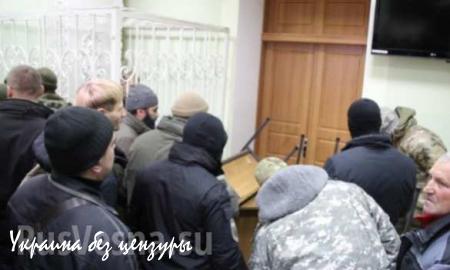 Одесский «Правый сектор» взял в осаду суд в Кировограде (ФОТО)