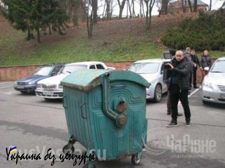Украинский мир: чиновника бросили в мусорный бак (ФОТО, ВИДЕО)