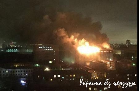 В Москве горит машиностроительный завод