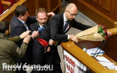 Пользователи Сети высмеяли драку в украинском парламенте (ВИДЕО)