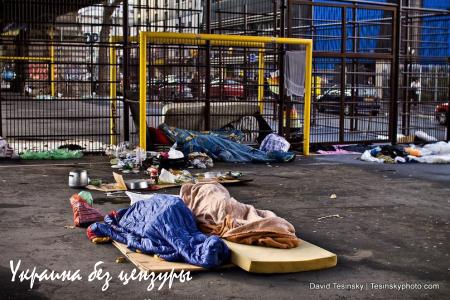 Шокирующие фото «Западного рая»: бомжи, груды мусора, полицейский беспредел, извращенцы и разбитые дороги (ФОТО)