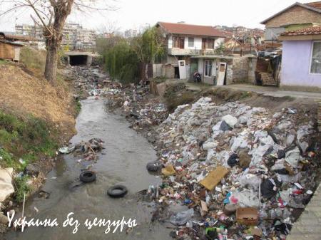 Шокирующие фото «Западного рая»: бомжи, груды мусора, полицейский беспредел, извращенцы и разбитые дороги (ФОТО)