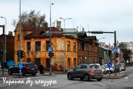 Шокирующие фото «Западного рая»: бомжи, груды мусора, полицейский беспредел, извращенцы и разбитые дороги (ФОТО)