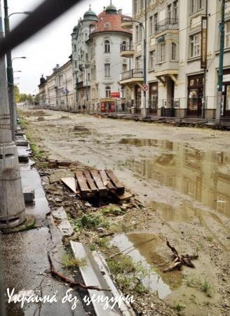 Шокирующие фото «Западного рая»: бомжи, груды мусора, полицейский беспредел, извращенцы и разбитые дороги (ФОТО)