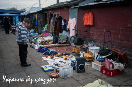 Шокирующие фото «Западного рая»: бомжи, груды мусора, полицейский беспредел, извращенцы и разбитые дороги (ФОТО)