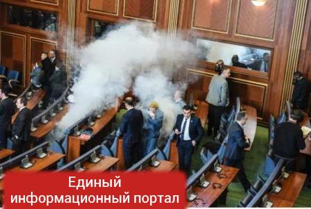 Украине есть к чему стремиться — в парламент Косово распылили слезоточивый газ (ФОТО, ВИДЕО)