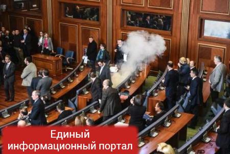 Украине есть к чему стремиться — в парламент Косово распылили слезоточивый газ (ФОТО, ВИДЕО)