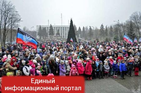 Живём и будем жить: Донецк под обстрелами зажег первую новогоднюю ёлку (ФОТОРЕПОРТАЖ)