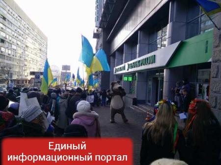 В центре Киева к отделению «Сбербанка» несут шины (ФОТО)