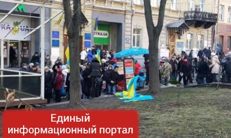 В центре Киева к отделению «Сбербанка» несут шины (ФОТО)