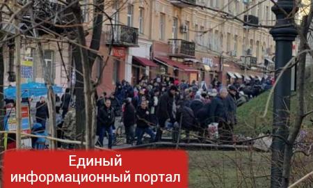 В центре Киева к отделению «Сбербанка» несут шины (ФОТО)