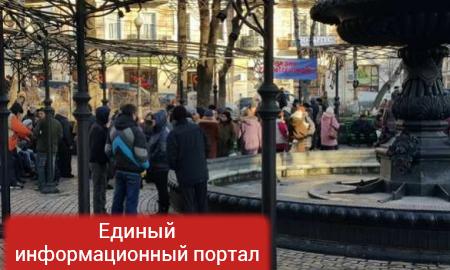 В центре Киева к отделению «Сбербанка» несут шины (ФОТО)