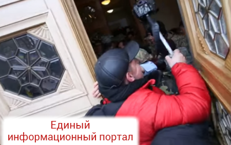 «Самопомощь» в действии: Парасюк бегает в Раде с топором, Соболев — с гранатой (ВИДЕО 18+)