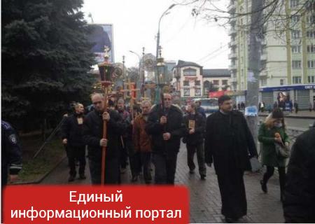 В Ровно священники Московского Патриархата крестным ходом пришли под стены ОГА (ФОТО)