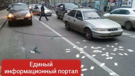 В центре Киева грабители разбросали деньги на дороге (ФОТО)