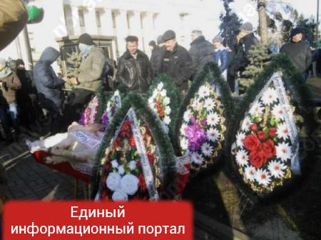 К Верховной Раде в Киеве принесли гроб со свиньей (ФОТО, ВИДЕО)