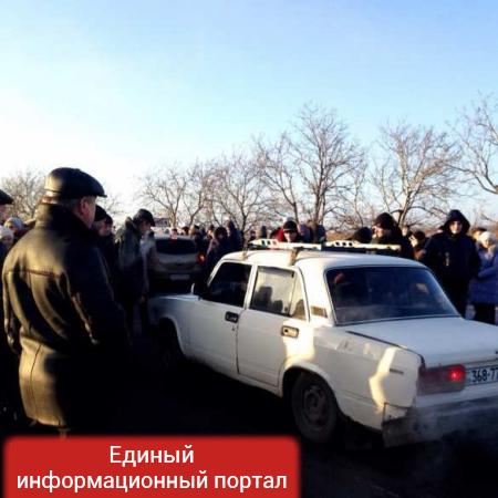 Живой щит из дончан в буферной зоне: жители ДНР вышли на митинг (ФОТО)