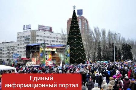 Огни главной новогодней елки ДНР зажглись под бой исторических часов на Главпочтамте (ФОТО)