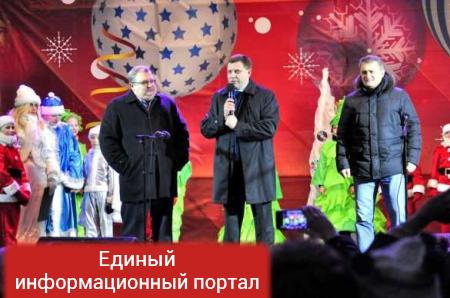 Огни главной новогодней елки ДНР зажглись под бой исторических часов на Главпочтамте (ФОТО)