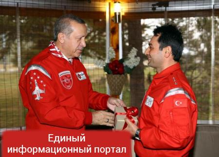 Очередной фэйк: Эрдоган награждает медалью сбившего российский самолет турецкого летчика (ФОТО)