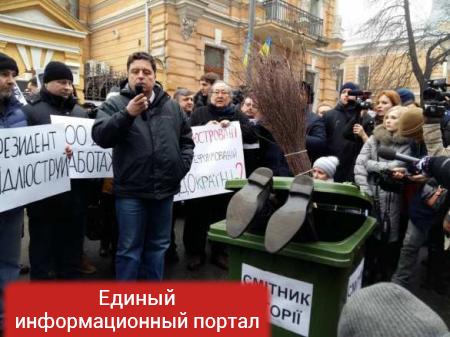 В Запорожской области депутат выстрелил из ружья, отбиваясь от «мусорных люстраторов»